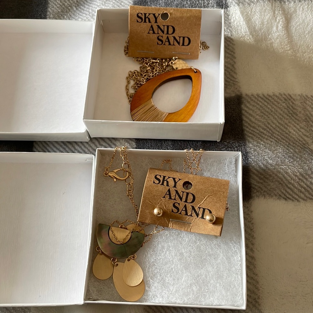 2 necklaces and one set of earrings sky and sand - Picture 1 of 3